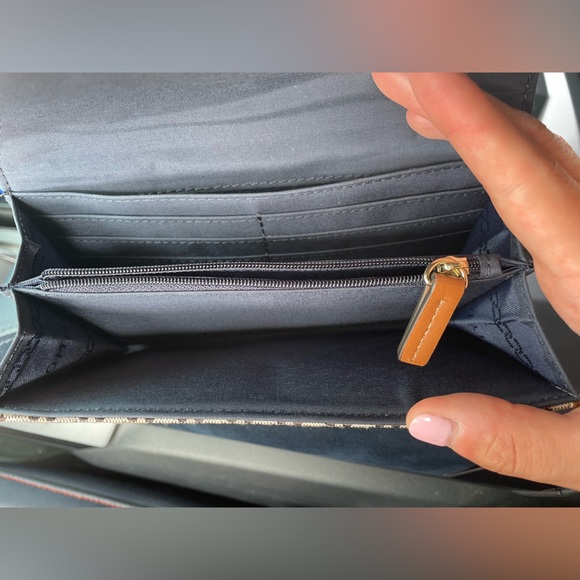 Tommy Hilfiger Clasp Wallet - Picture 4 of 4